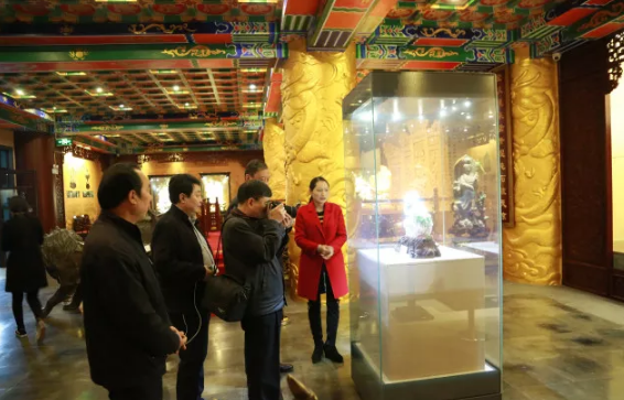 教育部規(guī)建中心“產(chǎn)教融合創(chuàng)新實(shí)驗(yàn)”項(xiàng)目專家參觀考察翡翠博物館